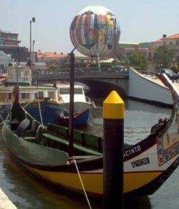 Decoração de estrutura esférica com lona